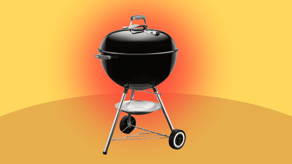 Weber Classic Holzkohlegrill vor gelbem Hintergrund