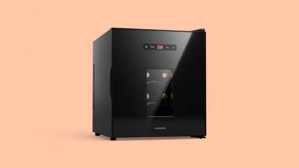 Weinkühlschrank vor orangem Hintergrund