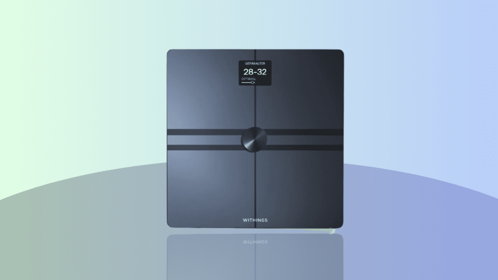 Withings Body Comp Waage im Angebot vor blauem Hintergrund